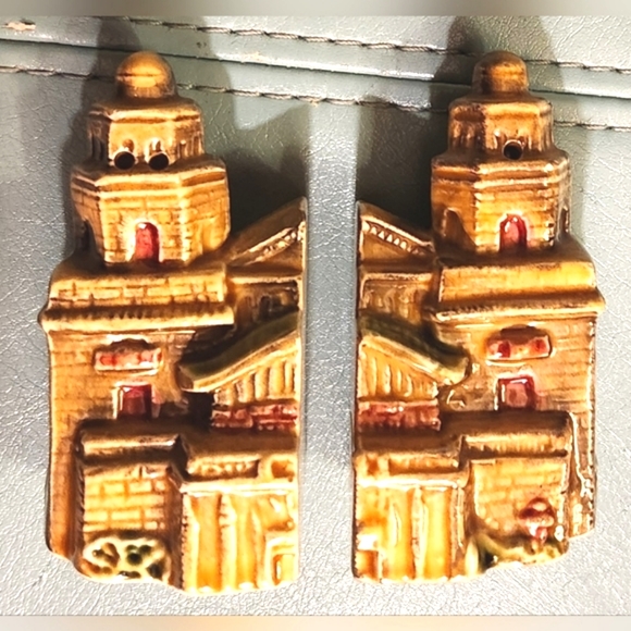 60s HEARST CASTLE Kitsch State Landmark Souvenir Royal Gold Salt Pepper Shakers - Picture 2 of 15